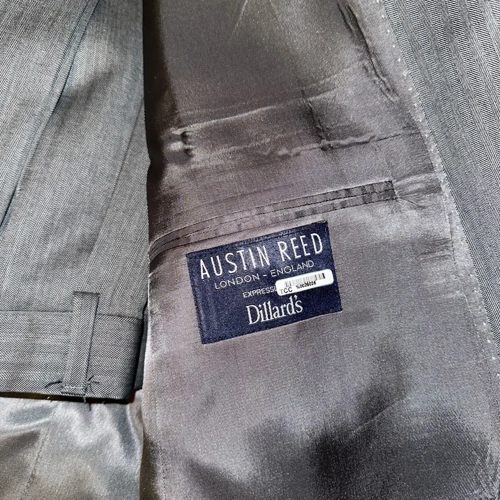 Men’s suits - Picture 2 of 9